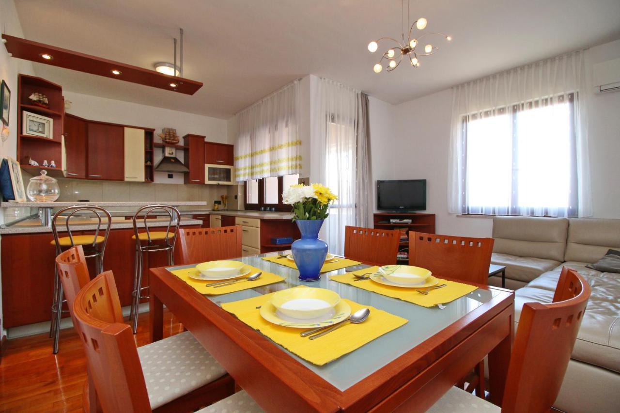 Polo Apartments ロヴィニ エクステリア 写真