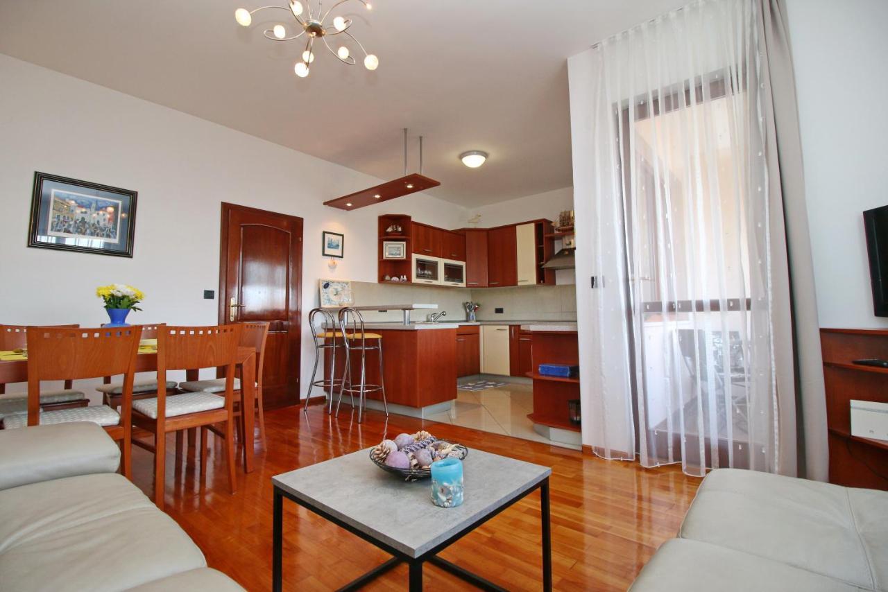 Polo Apartments ロヴィニ エクステリア 写真