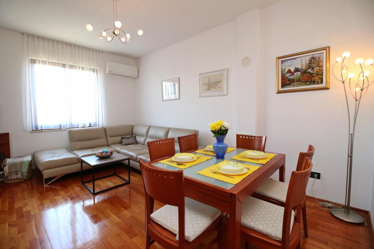 Polo Apartments ロヴィニ エクステリア 写真