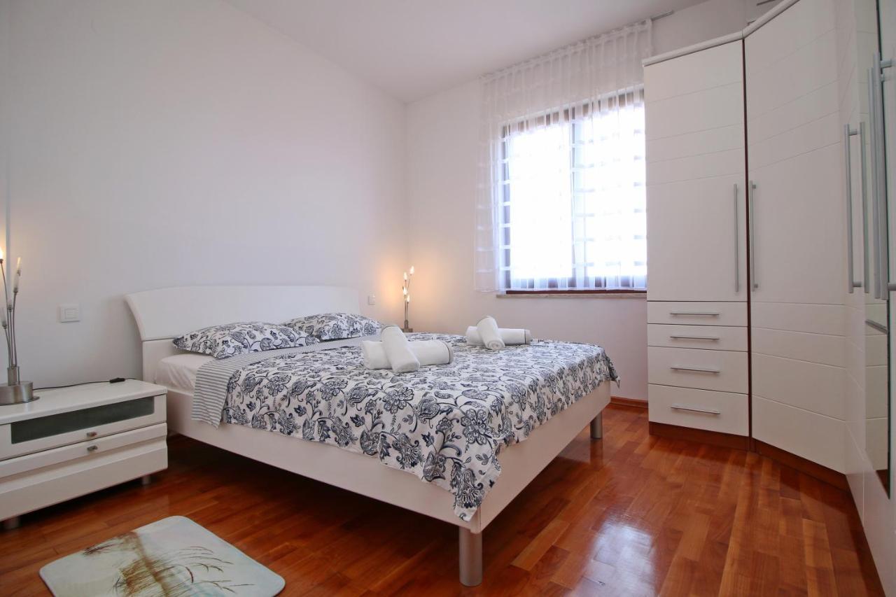 Polo Apartments ロヴィニ エクステリア 写真